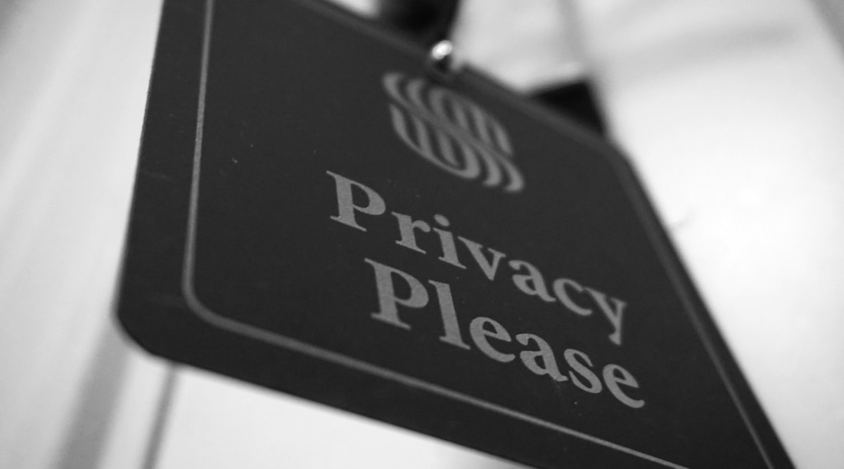 Schild mit Aufschrift Privacy Please