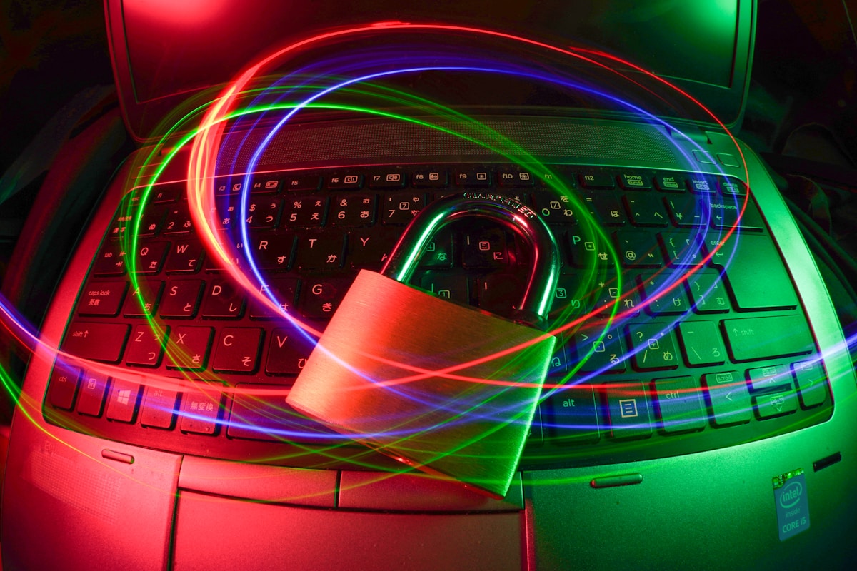 Vorhängeschloss auf einem Laptop als Symbol für IT-Sicherheit