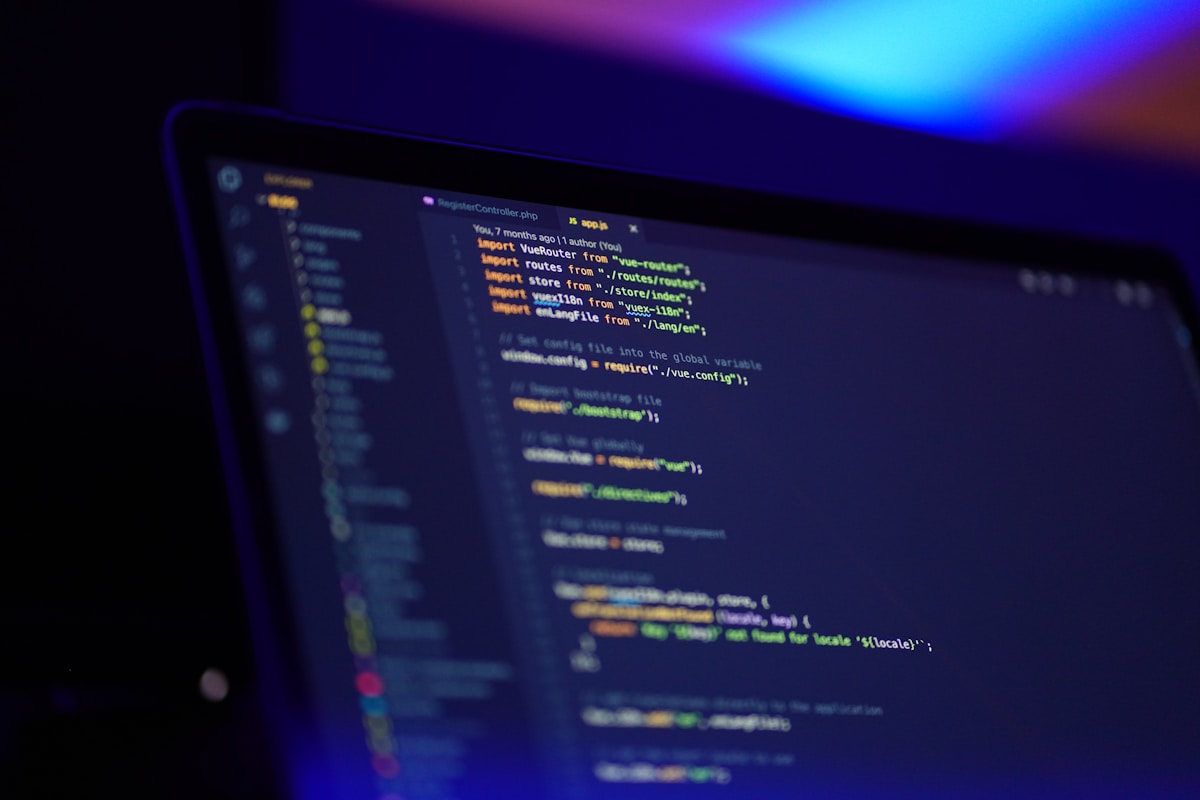 Laptop-Bildschirm mit Code-Editor