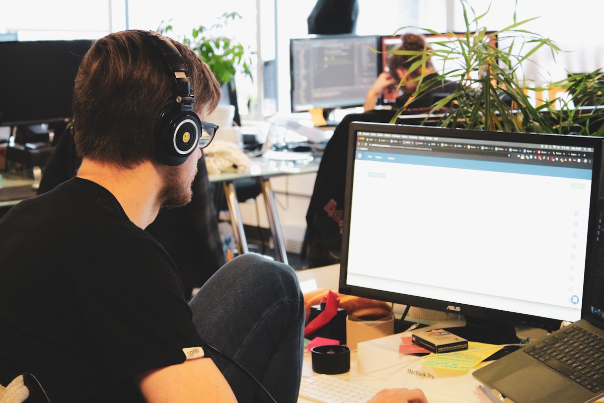 IT-Techniker beim Support-Gespräch