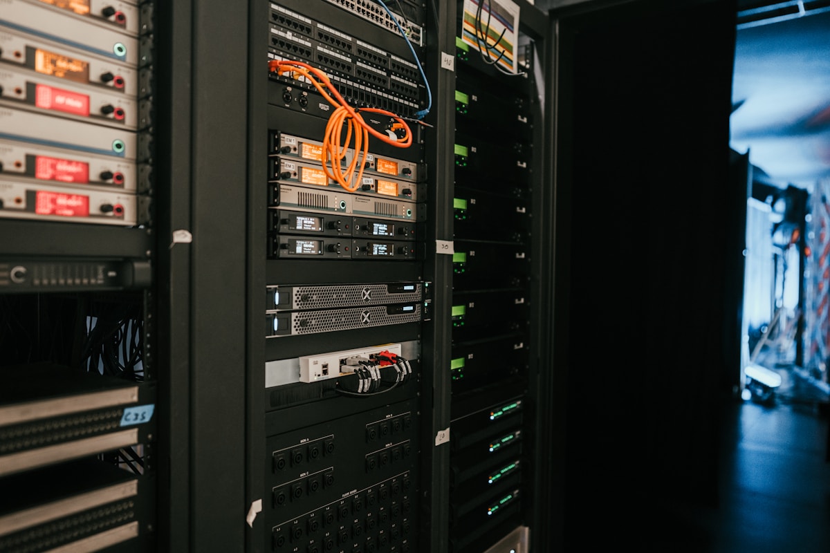 Serverraum mit professioneller Rack-Infrastruktur