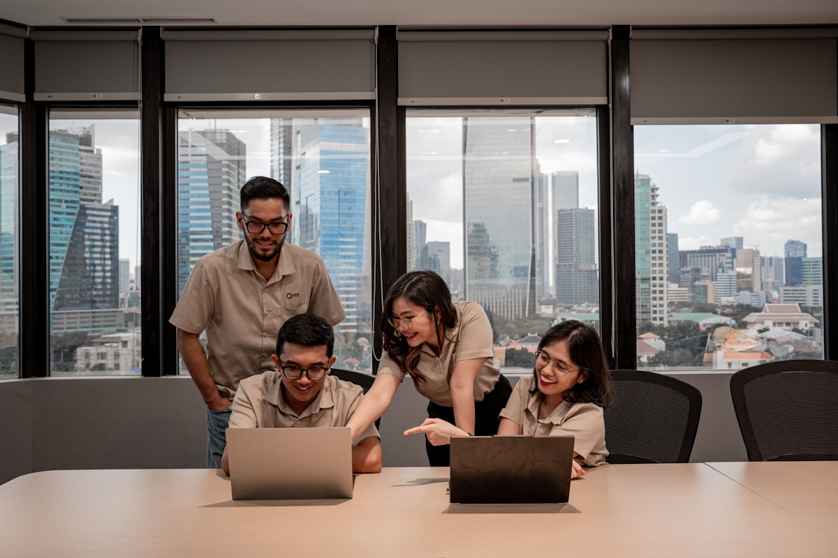 Team bei gemeinsamer Arbeit im modernen Büro
